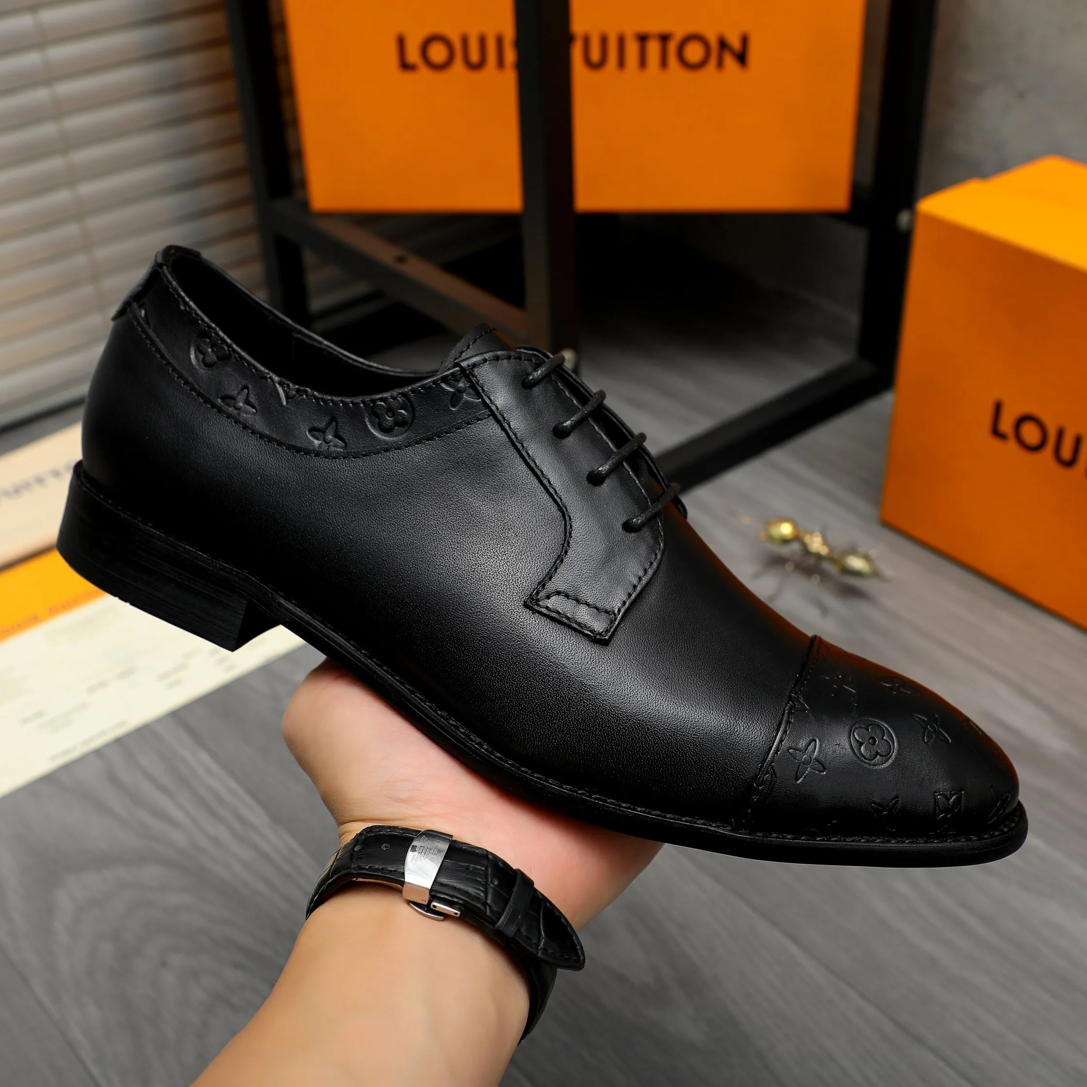 Men's shoes 💰p460 Product trademark: LV (Louis Vuitton) business lace-up leather shoes True size: 39-44 Product material: Selected high-quality cowhide stitching embossed cowhide upper, cowhide lining, original rubber outsole